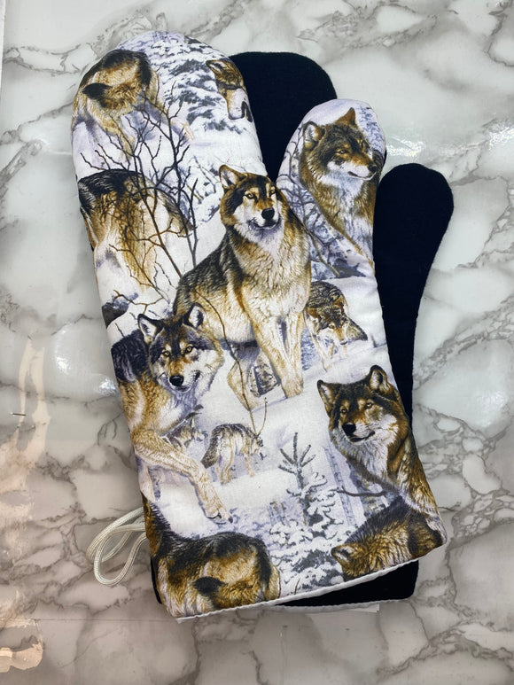 Oven mitts. Animals. Wolf. Wolves