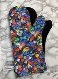 Oven mitts. Game. Dice. Realistic.
