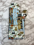Oven mitts. Animals. Cats in the sewing room