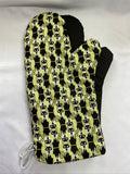 Oven mitts. Animals. Cat. Black on green