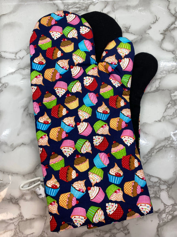 Oven mitts. Food. Cup cakes