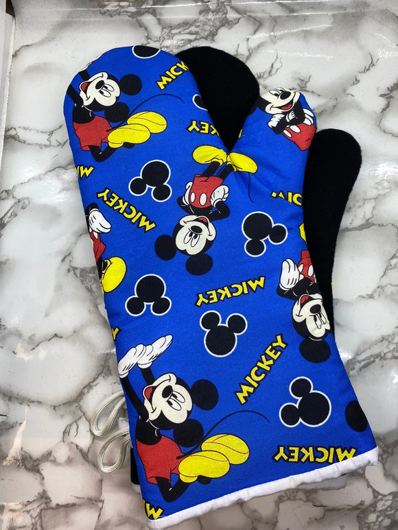 Oven Mitts. Pop Culture. D. Mickey Mouse.