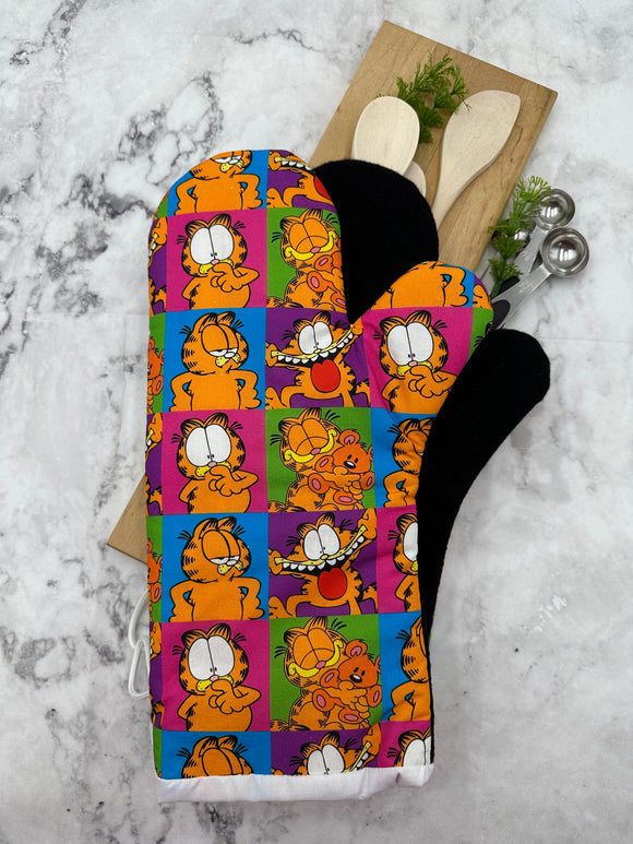Oven Mitts. Pop Culture. Garfield.
