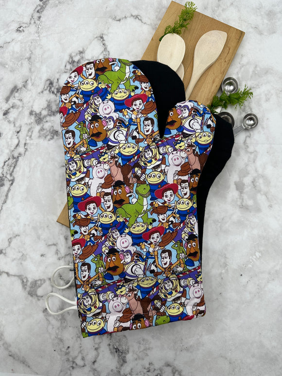 Oven Mitts. Pop Culture. D. Toy Story.