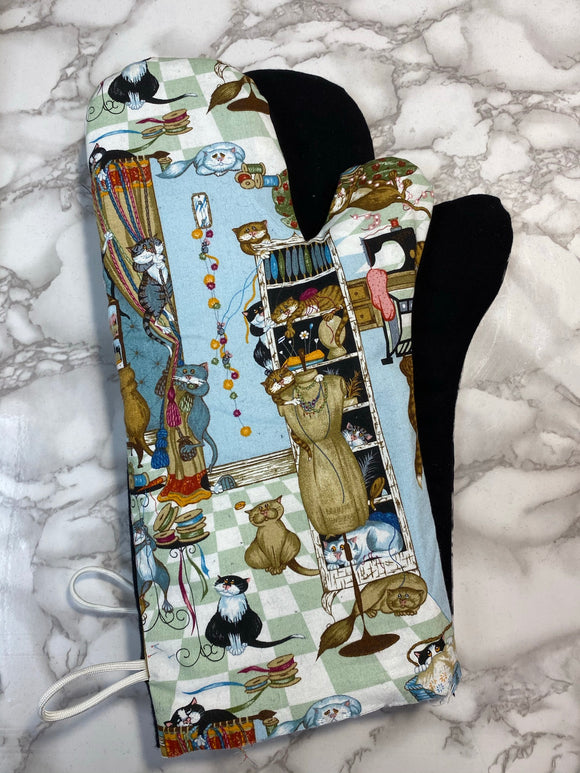 Oven mitts. Animals. Cats in the sewing room