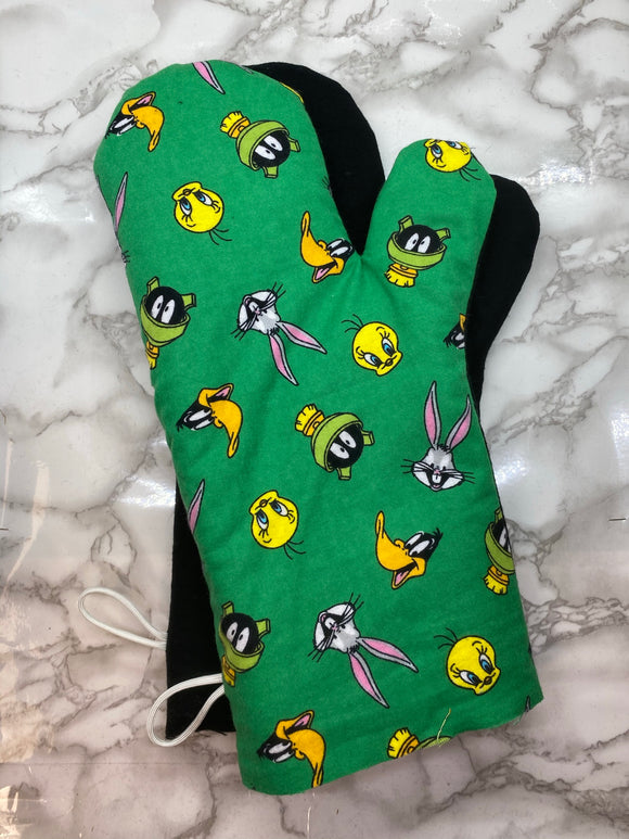 Oven mitts. Pop Culture. Looney Tunes on green