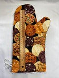 Oven mitts. Food. Cookies.