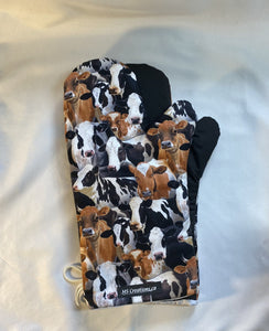 Oven mitts. Animals. Cows oven mitts